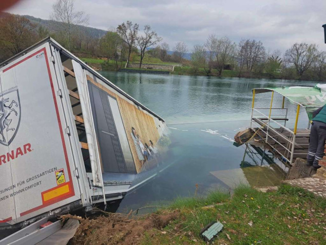 Kamion sletio u Unu, jedna osoba smrtno stradala