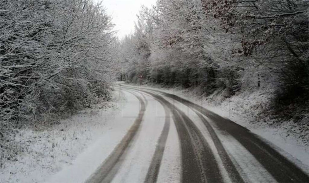 Na većini planinskih prevoja saobraćaj otežan zbog snijega