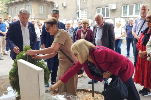 U ulici Hamdije Kreševljakovića odata počast djeci koja su poginula od granate 1992. godine