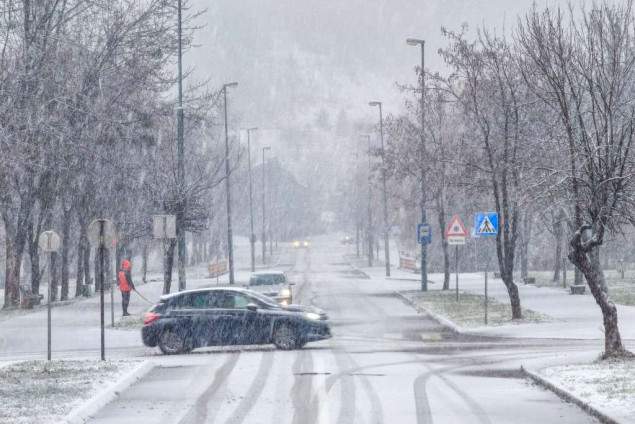 KJKP „Rad“: Intenzivne aktivnosti na čišćenju snijega, 33 vozila na terenu