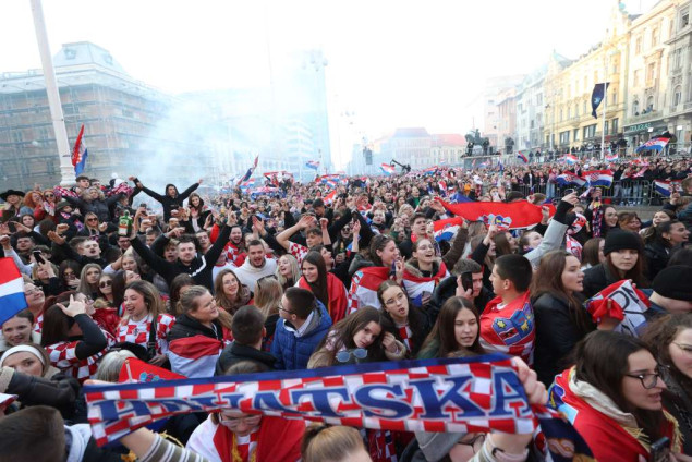 Srebrni rukometaši sletjeli u Zagreb, na Trgu ih dočekali deseci tisuća navijača