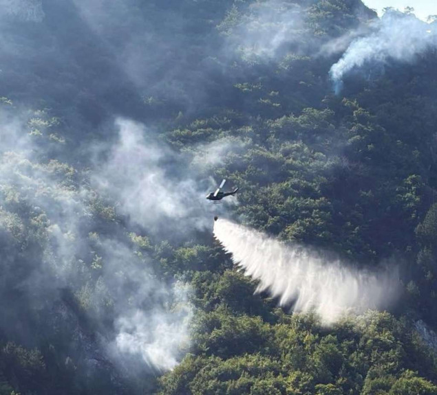 Jak vjetar otežava djelovanje helikoptera na požarištu na Čvrsnici
