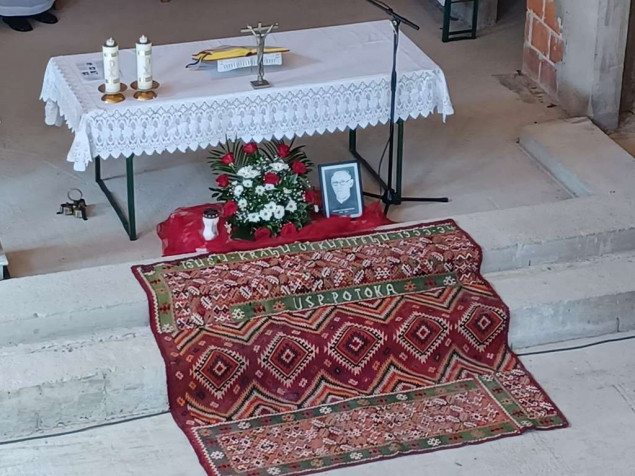 Ručno tkani crveni tepih star 90 godina vraćen župnoj crkvi u Drvaru