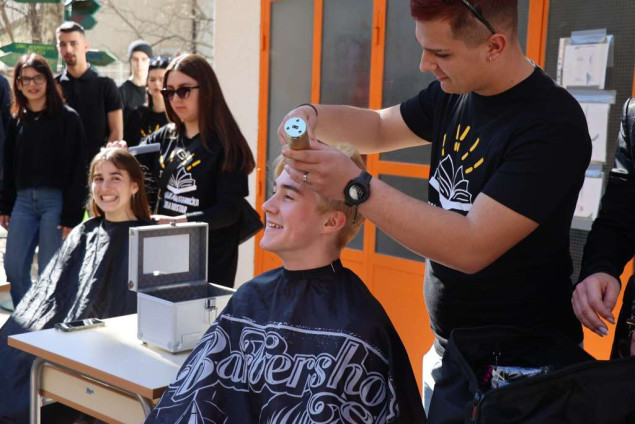 Mostarski školarci donirali kosu za izradu perika za oboljele od karcinoma