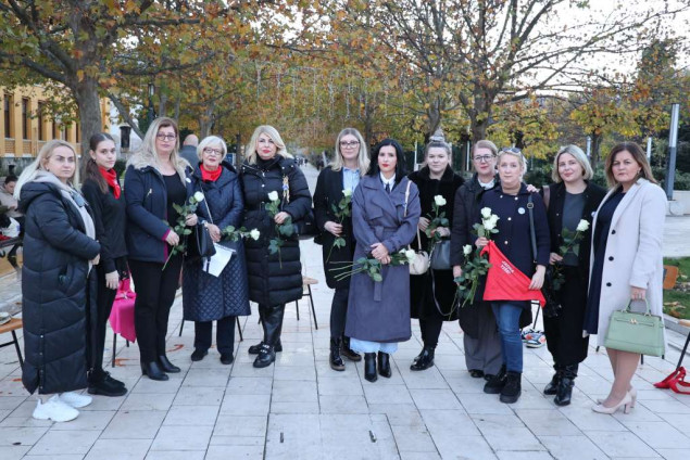 "Stolice koje govore": Mostar se prisjeća 15 žrtava femicida