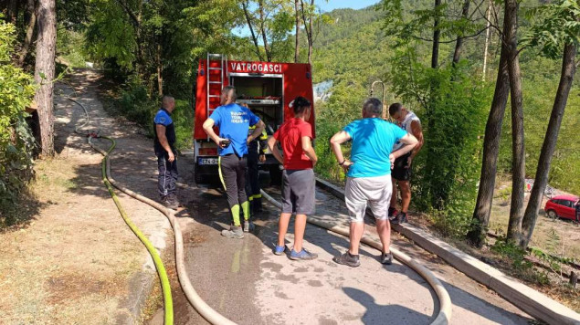 Konjic: Požar iznad pruge prema Repovici i dalje aktivan, vatrogasne ekipe na terenu