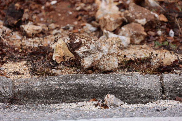 Kolovoz mokar, učestali odroni na brojnim dionicama