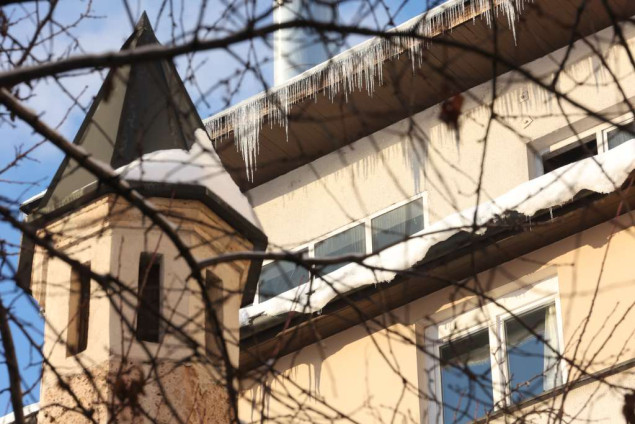 Upozorenje KUCZ o obavezi uklanjanja snijega i ledenica s krovova objekata