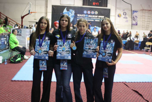 Mladi kikbokseri KBS Radnički osvojili 12 medalja na WAKO Balkan Openu u Tešnju