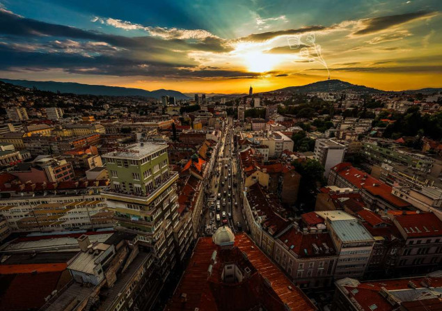 Sve spremno za audio-vizuelni spektakl u Titovoj ulici: Najveći plesni podij u regionu ispred Vječne vatre