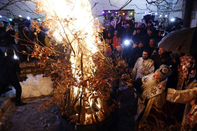 Pravoslavni vjernici u Sarajevu obilježili Badnje veče paljenjem badnjaka