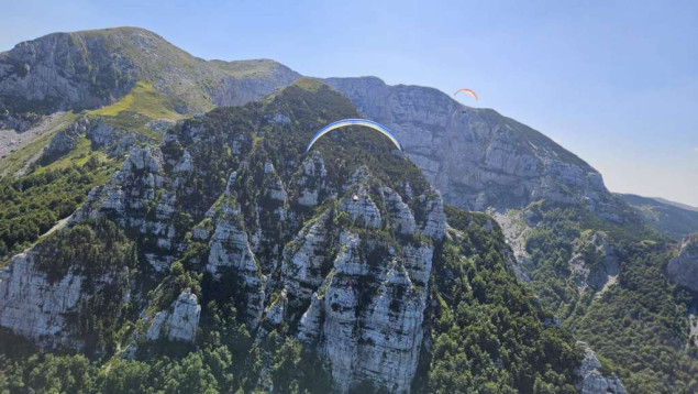 Paraglajderi iz 24 zemlje stigli u Drvar, počeo šesti 'Desant na Drvar'
