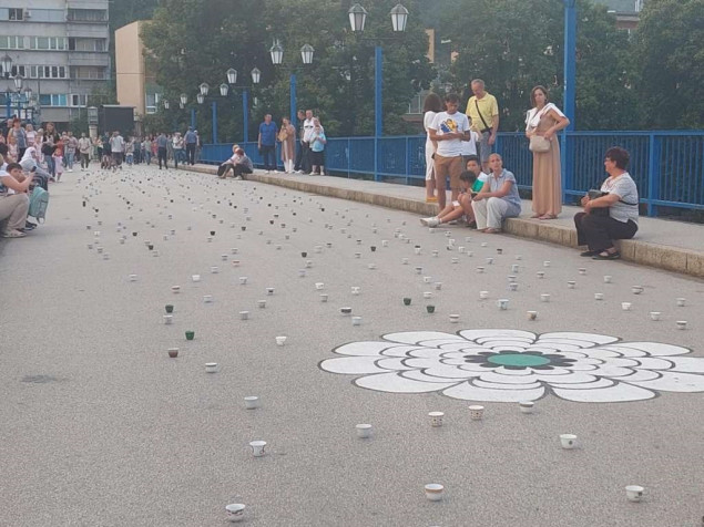 U Goraždu performans 'Nema te na kahvi' u znak sjećanja na žrtve genocida u Srebrenici
