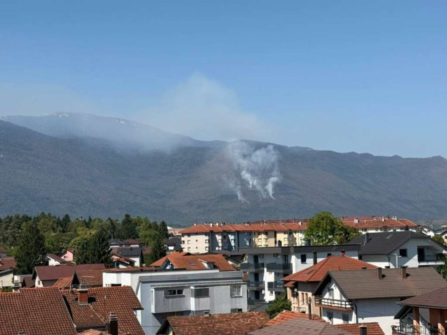 Dronom utvrđena žarišta požara na području Bihaća, helikopter OSBiH čeka povoljne uslove