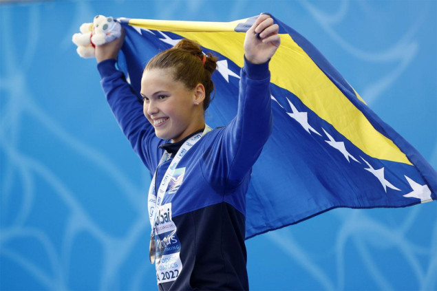 Država = reprezentacija = Lana Pudar