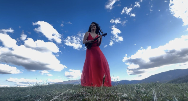 Naša najpoznatija violinistkinja Lejla Piljević objavila novu instrumentalu, spot snimala i na Pješčanim piramidama
