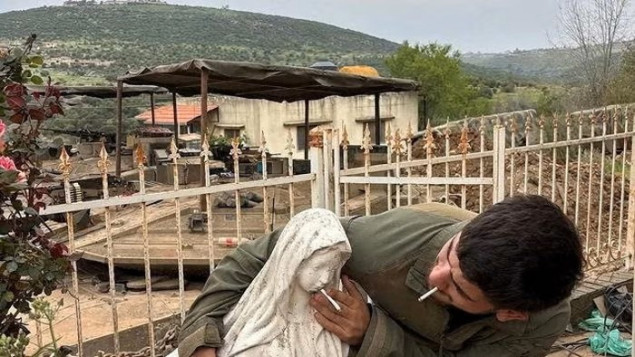 IDF pokrenuo istragu zbog fotografije vojnika koji stavlja cigaretu u usta statue Djevice Marije