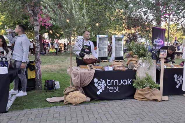 Ljubuški: Finalna večer trećeg Trnjak Festa okupila brojne zaljubljenike u vino