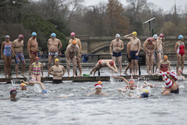 U Londonu održana tradicionalna božićna plivačka utrka