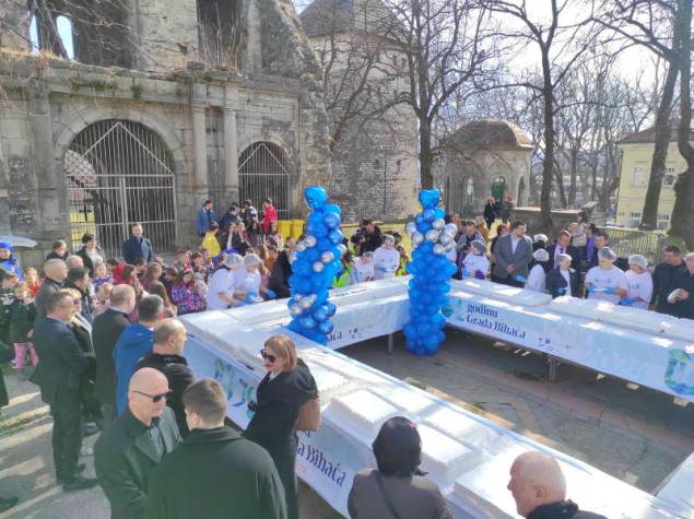 Grad na Uni proslavlja 764. rođendan, gostima poslužena rođendanska torta