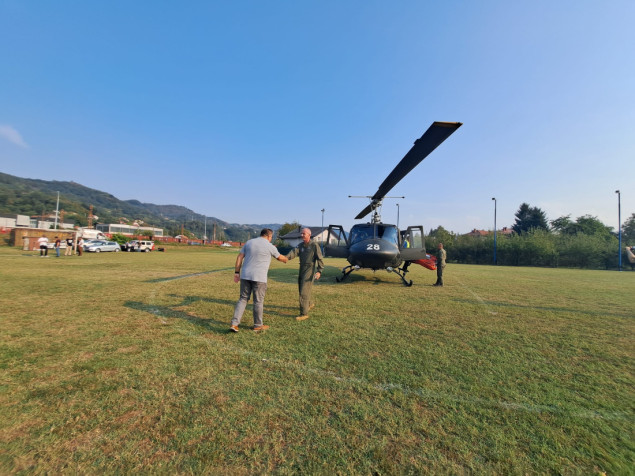 Požar u Maglaju gasi helikopter OS, čuju se detonacije