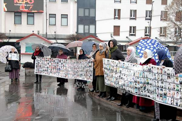 Protest majki Srebrenice u Tuzli: Sankcionisati one koji negiraju genocid