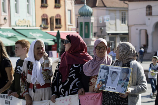 Majke Srebrenice i Podrinja s Trga slobode u Tuzli upozorile na spor proces ekshumacija