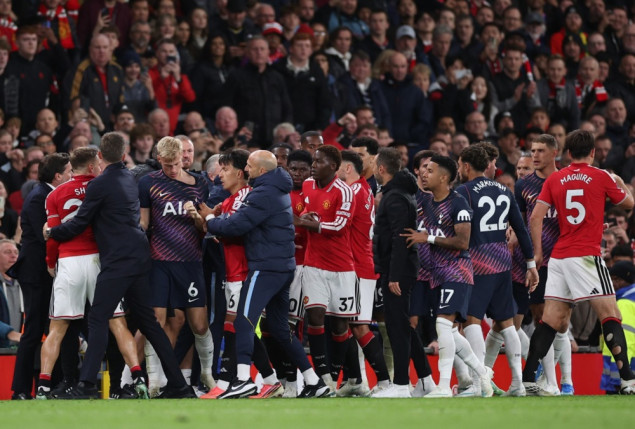 Tottenham sa igračem manje do boda na Old Trafordu