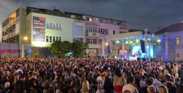 Maturanti iz USK slavili kraj školovanja uz veliki koncert na Gradskom trgu u Bihaću