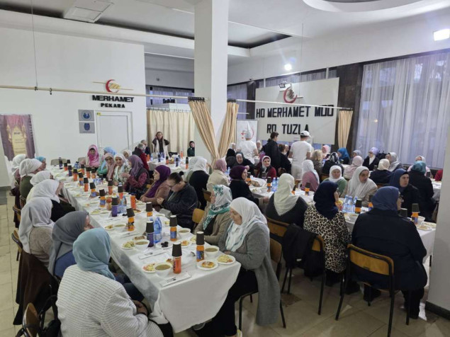 'Merhamet' priredio kolektivni iftar za majke Srebrenice u Tuzli