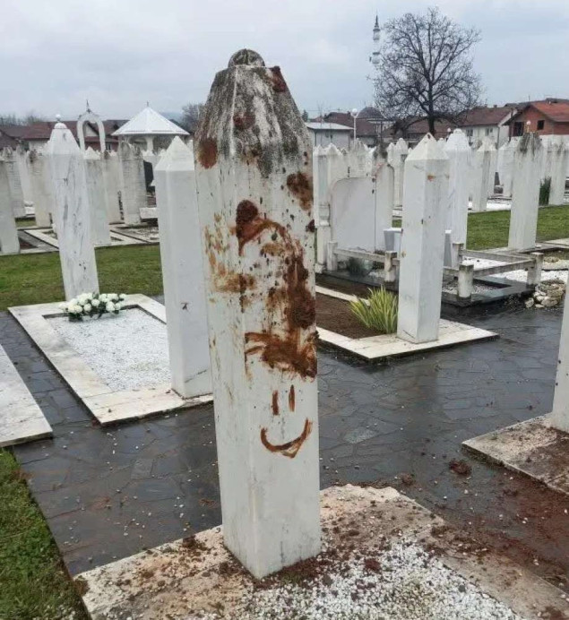Pronađeni maloljetnici koji su oštetili 14 nišana na Šehidskom mezarju u Brčkom