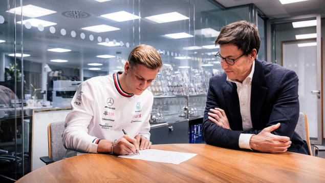 Wolff: Ekipe Formule 1 propuštaju da dovedu Micka Schumachera