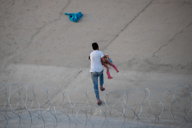 Stotine migranata stiglo na američku granicu tražeći azil