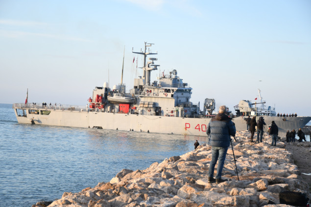 Brod italijanske mornarice sa desetinama migranata stigao u Albaniju