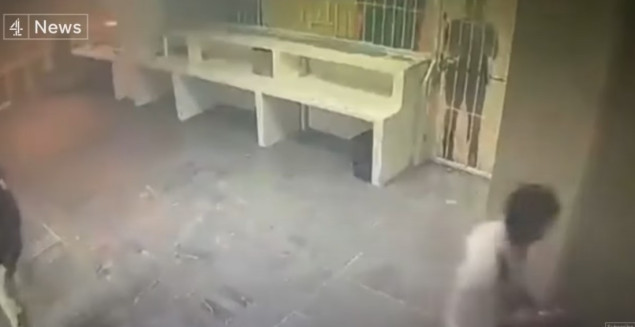 Čuvari optuženi da su ostavili migrante u ćelijama u plamenu