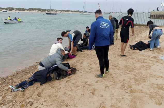 Uhapšeni jer su prislili migrante da skoče u more