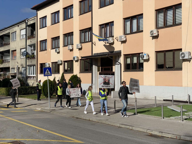 Kratki mirni skup ispred MUP-a TK