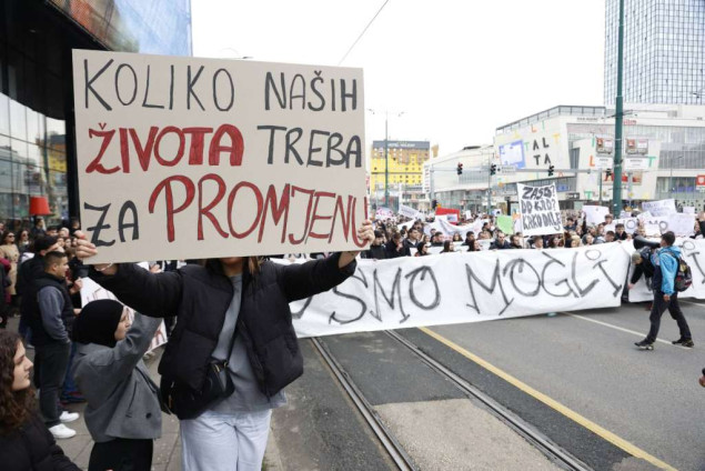 Četvrti dan protesta u Sarajevu: Mladi traže pravdu, odgovornost i sigurniji javni prijevoz