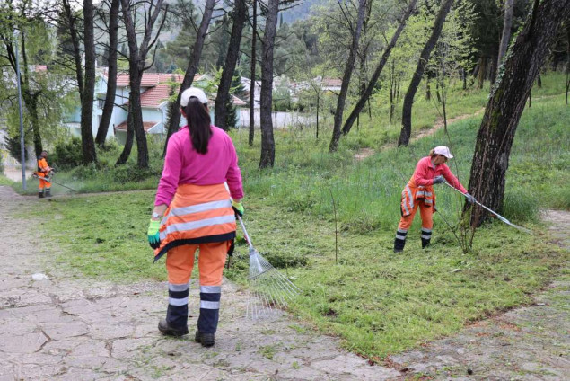 Akcije čišćenja gradskih četvrti u Mostaru, sudjeluju i komunalci i građani