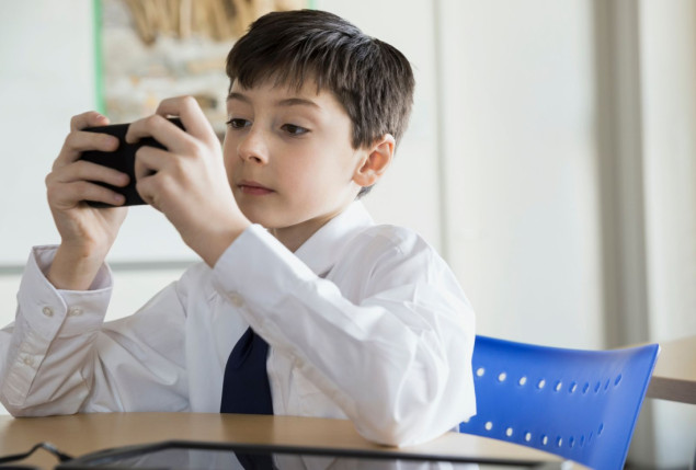 Vlada Velike Britanije zabranjuje korištenje mobilnih telefona u školama