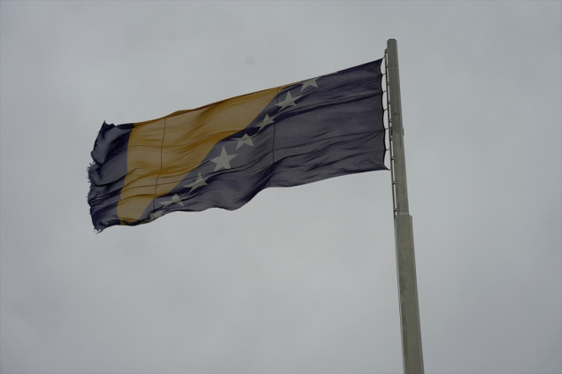 Velika zastava Bosne i Hercegovine vijori se iznad Mostara