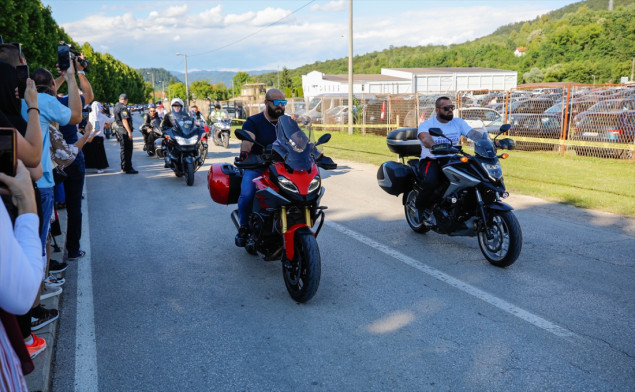 Počast žrtvama genocida: Stotine motociklista stiglo u Potočare
