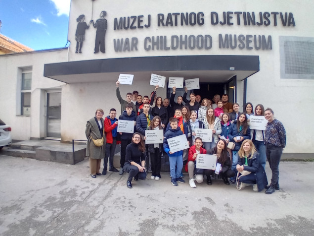 Djeca iz Kragujevca u Muzeju ratnog djetinjstva: "Mir je naša budućnost"