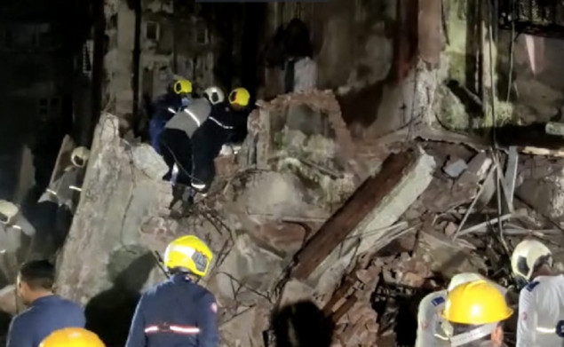 Troje ljudi stradalo u rušenju zgrade u Mumbaju u Indiji