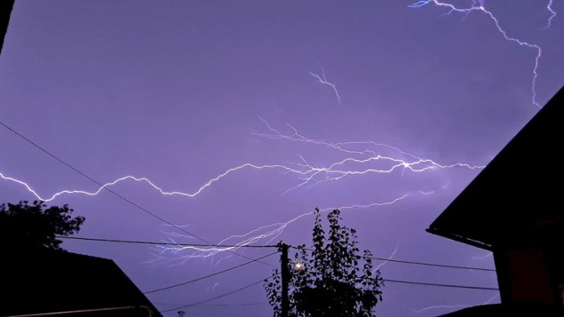 Nevrijeme u Sloveniji i Hrvatskoj, vjetar dizao krovove kuća i rušio stabla