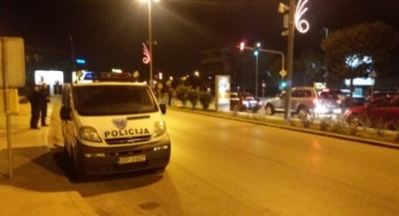 Iskočili iz auta i pretukli trojicu mladića
