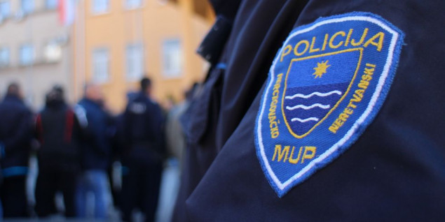 Zbog navodne krađe ležaljki mučili i tukli radnika; jedan uhićen, a drugi se predao policiji