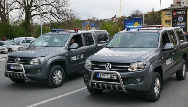Pretresi na osam lokacija na području Tuzle, zbog pokušaja ubistva uhapšeno osam osoba Pretresi na osam lokacija na području Tuzle, zbog pokušaja ubistva uhapšeno osam osoba