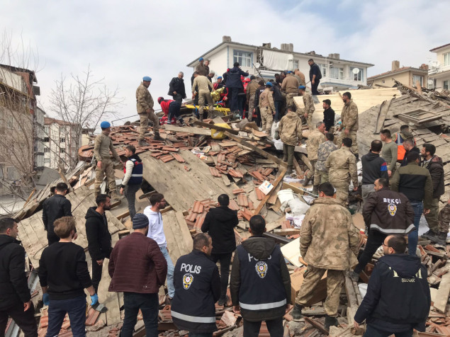 U zemljotresu u Malatyi poginula jedna osoba, među povrijeđenima radnici fabrike, spašeni otac i kćer