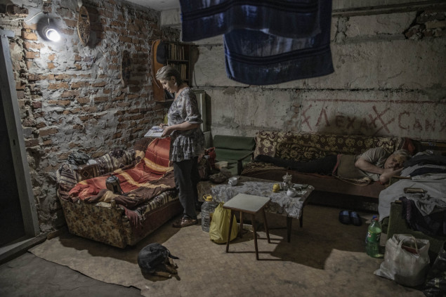 Nadji uništen dom u ruskim napadima, sa ranjenim suprugom živi u podrumu